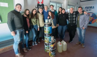 GUSTAVO BARRERA ENTREG MATERIALES DE PINTURA A LA SECUNDARIA NRO 5