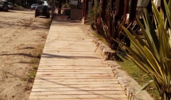 La Municipalidad construye veredas tipo deck en Mar Azul