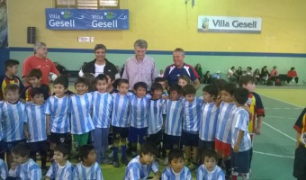 El fútbol infantil de los barrios vino al Polideportivo
