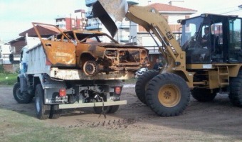 Dos autos abandonados fueron removidos