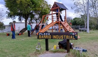 La Dirección de Obras Públicas colaboró en la instalación del juego para la Plaza del Barrio Industrial