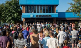 UNA MULTITUD PIDI FRENTE A CEVIGE LA RENUNCIA DE SU PRESIDENTE