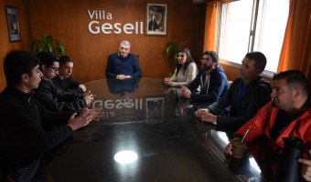 EL INTENDENTE JUNTO A LOS ALUMNOS DESTACADOS POR SU PARTICIPACIN EN EL MODELO NACIONAL DE LA ONU