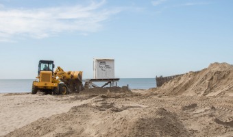 SE TRABAJA EN EL NIVELADO DE LA PLAYA