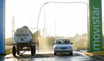 DESINFECTAN LOS VEHCULOS QUE INGRESAN POR EL ARCO DEL NICO ACCESO A VILLA GESELL