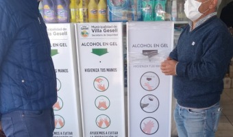 UN COMERCIANTE GESELINO INSTAL UNA CABINA SANITIZANTE