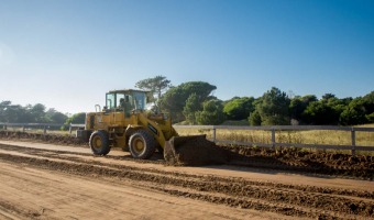 EL CORRALN MUNICIPAL TRABAJA EN NIVELACIN y COMPACTACIN DE SUELO