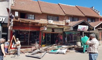 CONTINA EL RETIRO DE MARQUESINAS CON RIESGO DE CADA