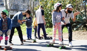 JVENES GESELINOS, AYUDANDO EN EL APRENDIZAJE DE LONGBOARD