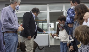 EL EJECUTIVO ACOMPA A LA FARMACIA AMANCIO FERNNDEZ EN UN NUEVO ANIVERSARIO