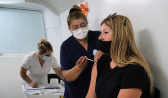 140 DOSIS APLICADAS EN EL INICIO DE LA CAMPAA DE VERANO DEL VACUNATORIO MVIL