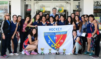 Las chicas de hockey trajeron su copa a la Municipalidad