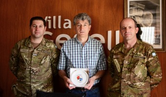 Representantes del Ejercito entregaron un obsequio a Barrera