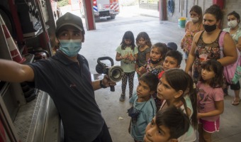 LAS COLONIAS DE VERANO VISITARON EL CUARTEL DE BOMBEROS