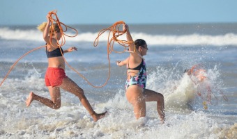 CON SOL, OLAS Y VIENTO SE REALIZ LA COMPETENCIA DE RESCATE EN VILLA GESELL