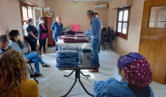 ENTREGA DE INSUMOS E INDUMENTARIA A PERSONAL DEL HOSPITAL
