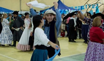 Por lluvia, la celebracin del 25 de Mayo se traslada al gimnasio del Polideportivo