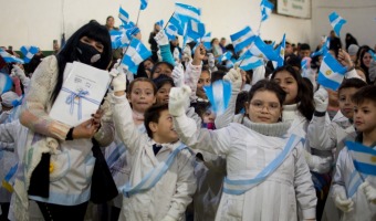 ALUMNOS Y ALUMNAS DE LA CIUDAD JURARON A LA BANDERA