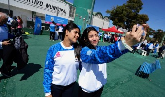 EL INTENDENTE ENTREG INDUMENTARIA DEPORTIVA A GESELINOS Y GESELINAS