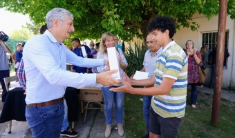 EL INTENDENTE ENTREG NETBOOKS A ESTUDIANTES GESELINOS