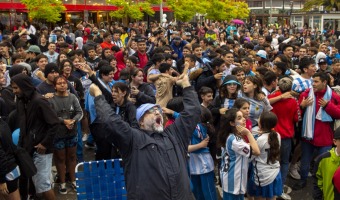 La lluvia no detuvo la pasin por la Seleccin en plaza Primera Junta