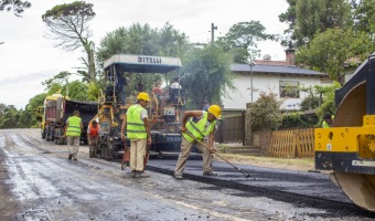 AVANZA EL TRABAJO DE TENDIDO ASFLTICO EN AVENIDA 5