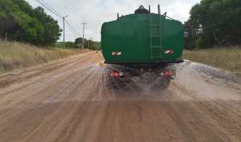 LA DIRECCIN DE CORRALON REALIZA RIEGOS DIARIOS EN LAS CALLES DE ARENA DE LA CIUDAD