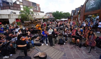 UN NUEVO MARAVILLOSO SHOW DE LA ORQUESTA MUNICIPAL DE VILLA GESELL EN LA PEATONAL