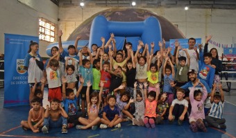 CHICOS Y CHICAS DE LA COLONIA MUNICIPAL DISFRUTARON DE UNA TARDE EN EL PLANETARIO MVIL