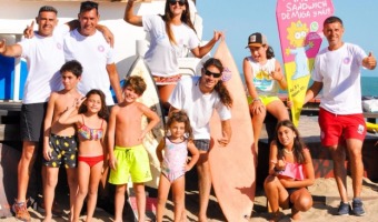 CHICOS Y CHICAS APRENDIERON SURF EN LA PLAYA DEPORTIVA INCLUSIVA