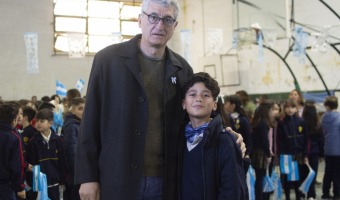 ESTUDIANTES DE TODAS LAS ESCUELAS JURARON LEALTAD A LA BANDERA NACIONAL JUNTO AL INTENDENTE GUSTAVO BARRERA