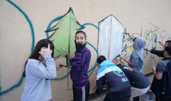 PINTADA POR LA DEMOCRACIA EN ESCUELAS DE VILLA GESELL