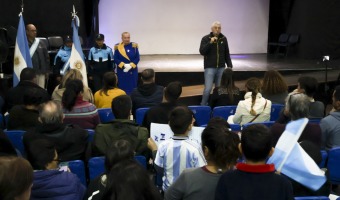 INSTITUCIONES Y VECINOS CELEBRARON EL DA DE LA INDEPENDENCIA