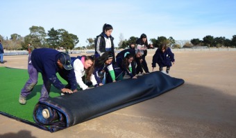 COMENZAMOS A COLOCAR LA ALFOMBRA DE CSPED SINTTICO EN LA NUEVA CANCHA DE HOCKEY