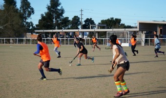 LAS CHICAS DE HOCKEY DEL POLIDEPORTIVO INAUGURARON LA CANCHA MUNICIPAL