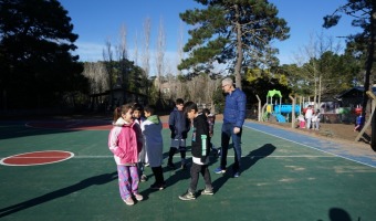 LA ESCUELA N 5 DE MAR AZUL YA TIENE SU PLAYN DEPORTIVO LISTO PARA USAR