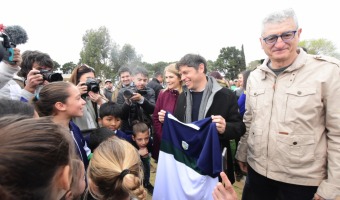 DEPORTISTAS LOCALES RECIBIERON AL GOBERNADOR EN LA CANCHA DE HOCKEY MUNICIPAL