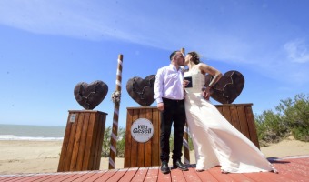 VILLA GESELL CELEBR SU PRIMER CASAMIENTO OFICIAL EN LA PLAYA