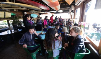 NIOS Y NIAS DE LA CASA DE LAS INFANCIAS DISFRUTARON DE UNA SALIDA AL BALNEARIO 