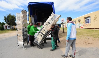 CONTINA LA ENTREGA DE MOBILIARIO EN LAS ESCUELAS GESELINAS