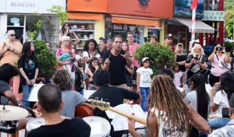 LA EMO BRILL EN LA PEATONAL GESELINA EN SU DEBUT