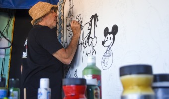 MIGUEL REP PINTA UN MURAL EN EL NUTICO