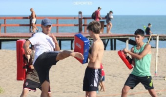 PLAYA DEPORTIVA: TURISTAS Y RESIDENTES DISFRUTAN DE LAS ACTIVIDADES CERCA DEL MAR