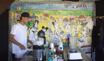 MIGUEL REP FINALIZA EL MURAL EN LA JUGUERA DEL 