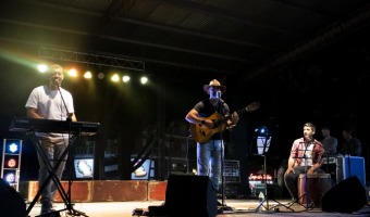 LA PLAZA PRIMERA JUNTA VIBR AL RITMO DEL FOLKLORE Y LA CUMBIA