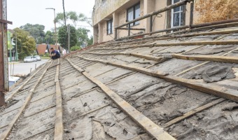 LA MUNICIPALIDAD LLEVA A CABO LA DEMOLICIN DE UNA MARQUESINA PARA GARANTIZAR SEGURIDAD A LA COMUNIDAD