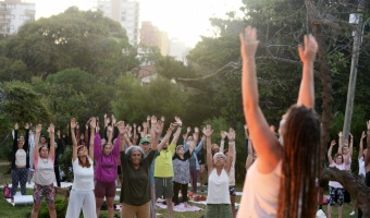 YOGA Y MEDITACIN: UN ENCUENTRO EN LOS JARDINES DEL CHALET DE DON CARLOS
