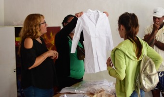 COMENZAMOS CON LA ENTREGA DE GUARDAPOLVOS GRATUITOS PARA ESTUDIANTES GESELINOS Y GESELINAS