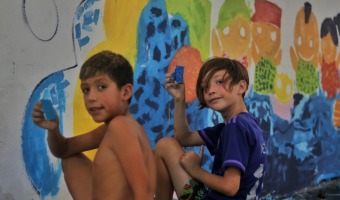 CHICOS Y CHICAS DE LA COLONIA DEPORTIVA DEJARON SU IMPRONTA CON UN MURAL EN EL POLIDEPORTIVO MUNICIPAL