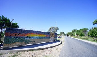 LA FIGURA DE DON CARLOS RECIBE A RESIDENTES Y VISITANTES EN EL ACCESO NORTE